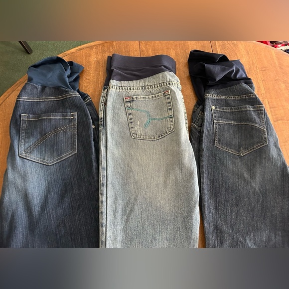 3 pair of super cute medium maternity jeans. - Picture 4 of 6